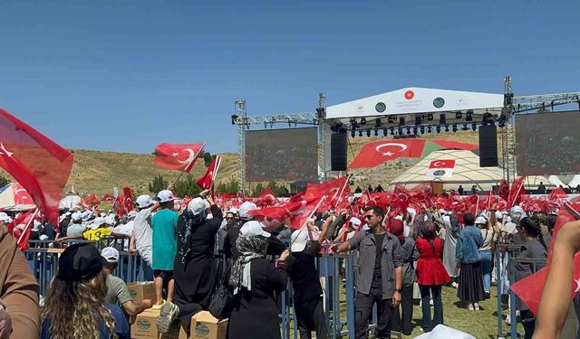 Ahlat'ta 1071 Zaferi coşkusu: Türkiye'nin dört bir yanından vatandaşlar buluştu