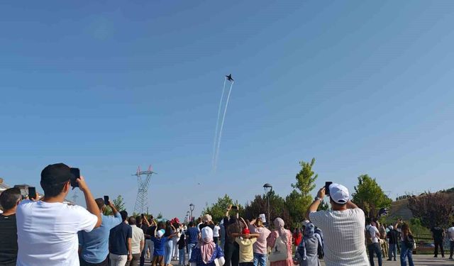 Ahlat'ta SOLOTÜRK gösteri uçusu nefes kesti