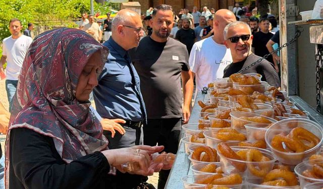 AK Parti'nin 25'inci kuruluş yıl dönümü nedeniyle lokma dağıtıldı