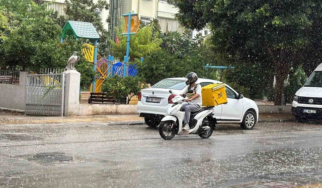 Alanya'da gök gürültülü sağanak etkili oldu
