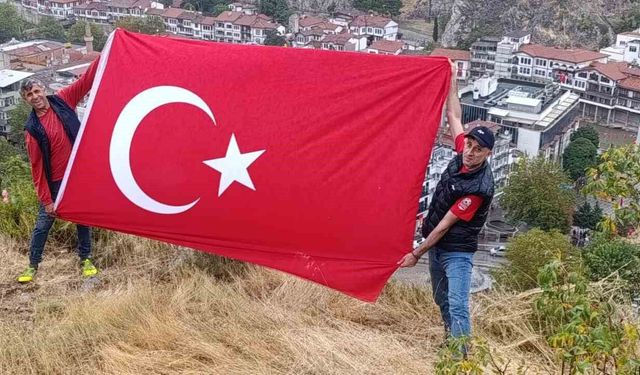 Amasya'da 30 Ağustos coşkusu: İki vatandaş zirvede bayrak açtı