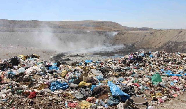 Amasya'da çevre kirliliğine yol açan çöp alanı 3 haftadır içten içe yanıyor