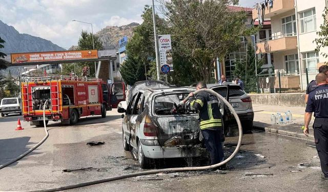 Amasya'da seyir halindeki otomobil alev alev yandı
