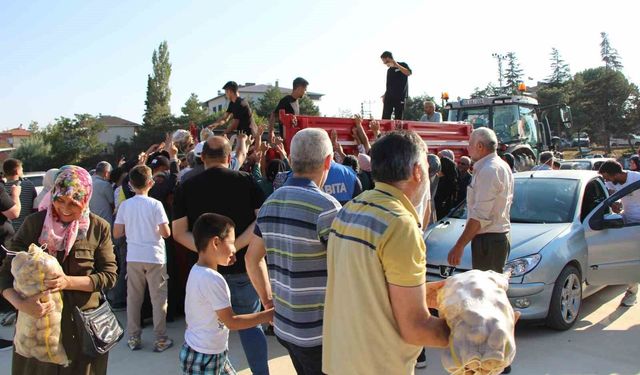 Amasyalı genç çiftçi bu yıl mutluluktan 6 ton patatesi ücretsiz dağıttı