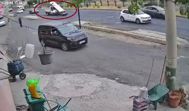 Ani frenle demirlerin kamyonetten yola savrulması kameraya yansıdı