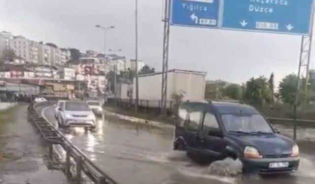 Aniden bastıran yağışın ardından su baskını sürücülere zor anlar yaşattı
