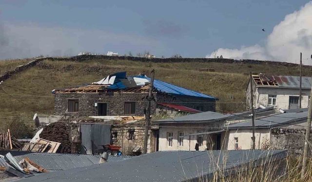 Ardahan Çıldır'da şiddetli fırtına ve dolu afeti: 20'den fazla evin çatısı uçtu