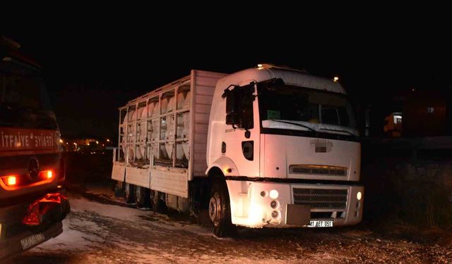 Asit sızdıran kamyon için ekipler seferber oldu: 2 yaralı