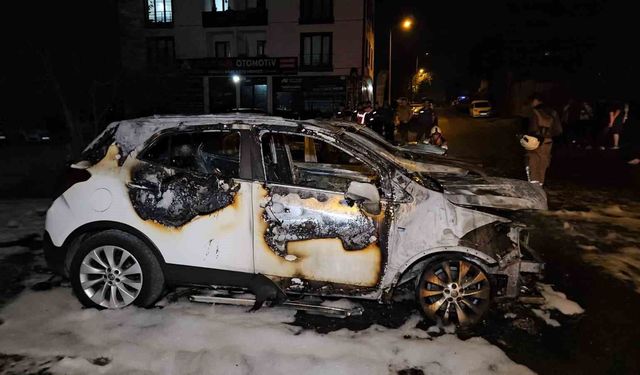 Avcılar'da 3 otomobil alevlere teslim oldu: Kundaklama şüphesi üzerinde duruluyor