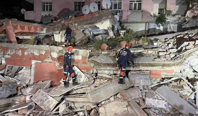 Bahçelievler'de dün gece tahliye edilen bina bugün çöktü