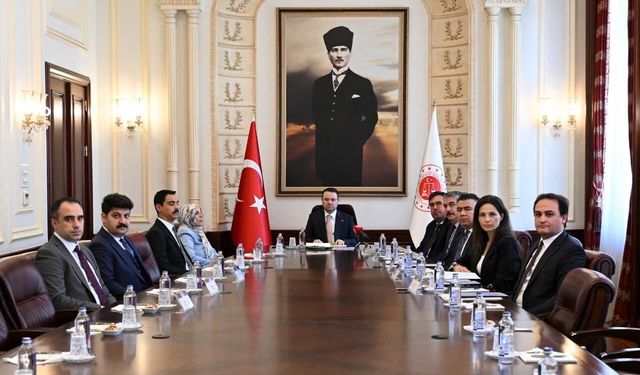 Bakan Gürlek, Muhsin Yazıcıoğlu'nun ailesiyle görüştü