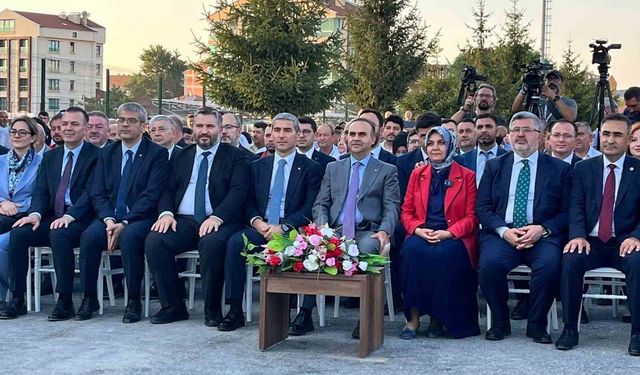 Bakan Kacır: 'Herkes kendine yakışanı yapar. Birilerinin neler yaptıklarını biliyorsunuz, takip ediyorsunuz'