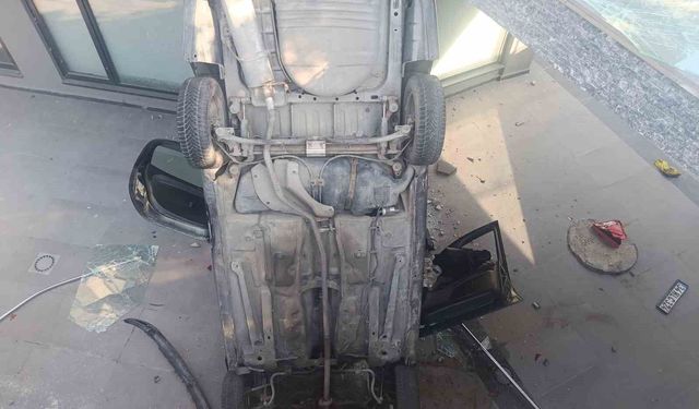 Bakırköy'de araç bina boşluğuna uçtu: 2 yaralı