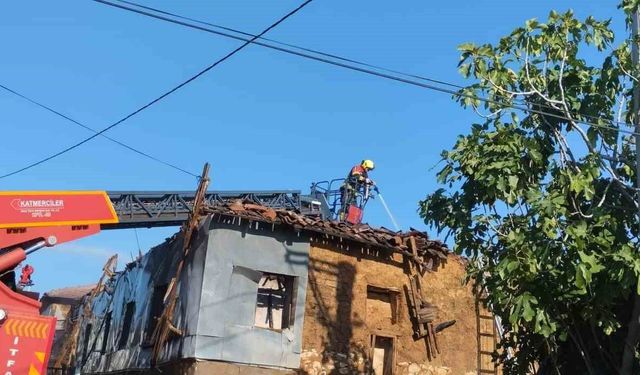 Bandırma'da yanan ev kullanılamaz hale geldi