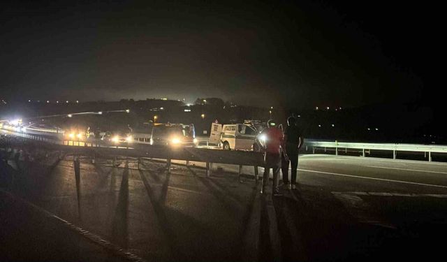 Bariyerlere çarpan motosikletli hayatını kaybetti