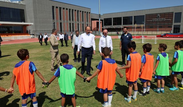 Başkan Altay ve Başkan Pekyatırmacı, sporcu seçme ve yetiştirme merkezinde öğrencilerle buluştu