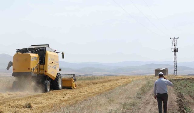 Başkan Sekmen'den üreticiye biçerdöver desteği: 'Toprağın dili berekettir'