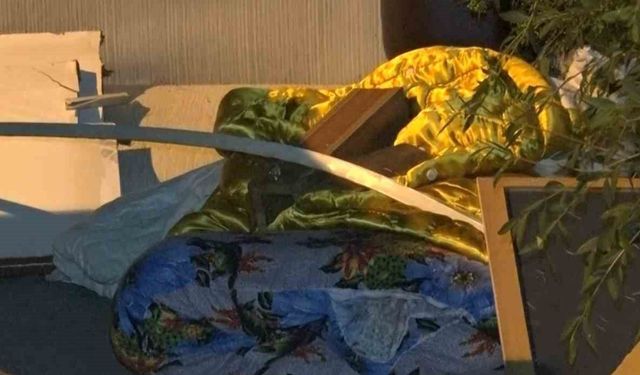 Başkent'te vatandaşlar çöp konteynerlerin yanına bırakılan eşyaların toplanmamasına tepki gösterdi