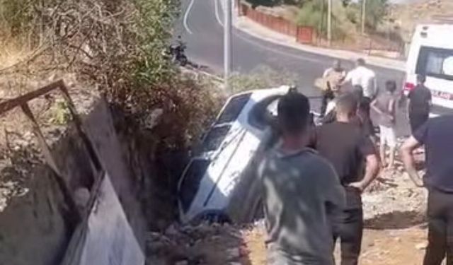 Batman'da kafa kafaya çarpışan araçlardan biri çukura düştü