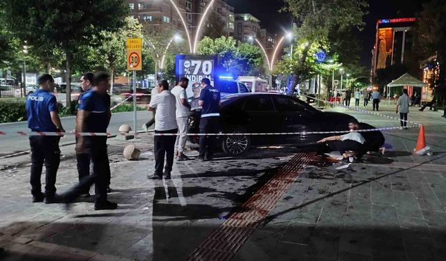 Batman'da kontrolden çıkan otomobil aydınlatma direğine çarptı