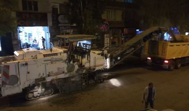 Belediye ekipleri yeni asfalt için eski asfaltı söküyor