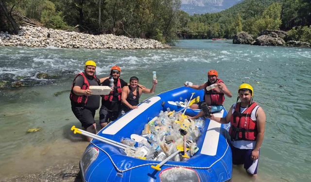 Beşkonak'ta raftingciler kürekleri bırakıp çöp topladı