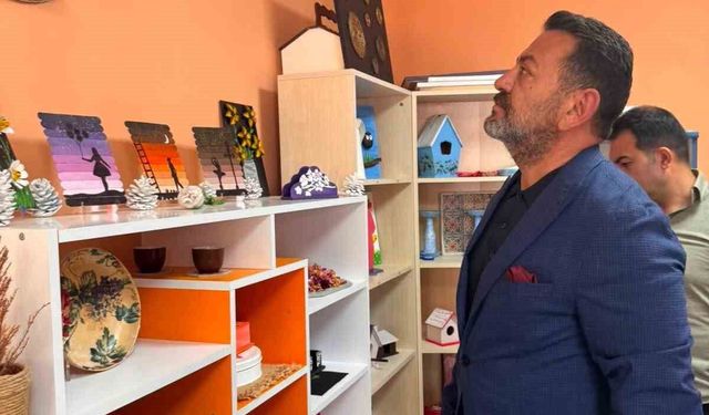 Bilecik'te özel ihtiyaçlı gençlerin el emeği eserleri beğeni topladı