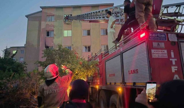 Bingöl'de 16 dairelik bina alevlere teslim oldu: Mahsur kalanları itfaiye merdivenle kurtardı