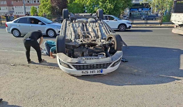 Bingöl'de çarpışan araçlardan biri ters döndü: 3 yaralı