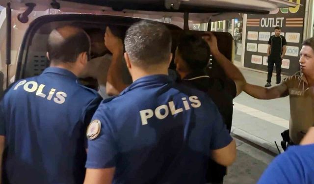 Biri oynayarak, diğeri zorla gözaltına alındı: İlginç anlar kamerada