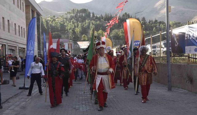 Bitlis'in kurtuluşunun 110. yılı coşkusu kortej yürüyüşüyle başladı