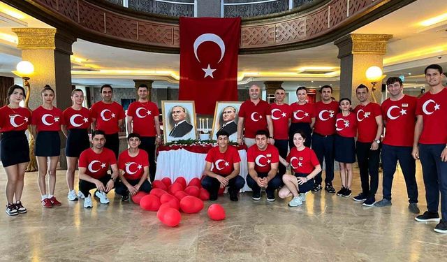 Bodrum'da otel personeli 30 Ağustos'a bayraklı kıyafetlerle damga vurdu