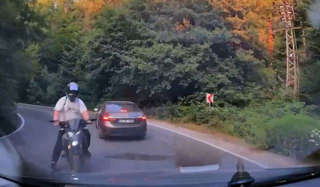 Bolu'da virajı alamayan motosiklet otomobile çarptı