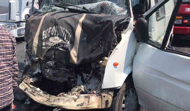 Buharkent'te minibüsler çarpıştı: 8 yaralı