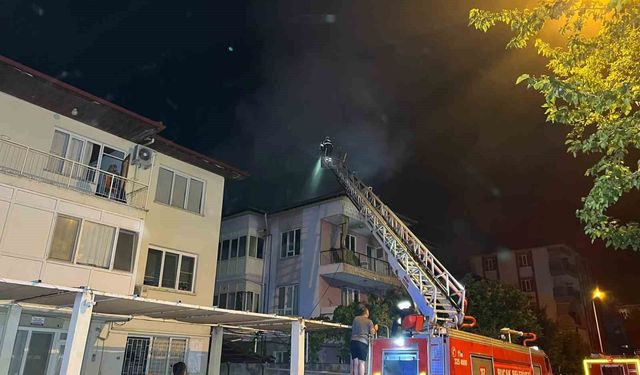 Burdur'da 3 katlı binada yangın korkuttu