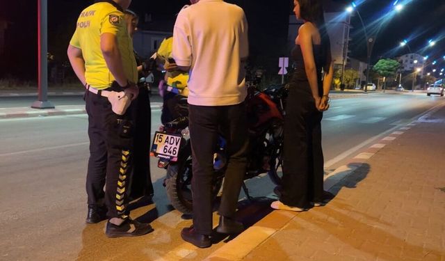 Burdur'da motosiklet devrildi, sürücüsü yaralandı