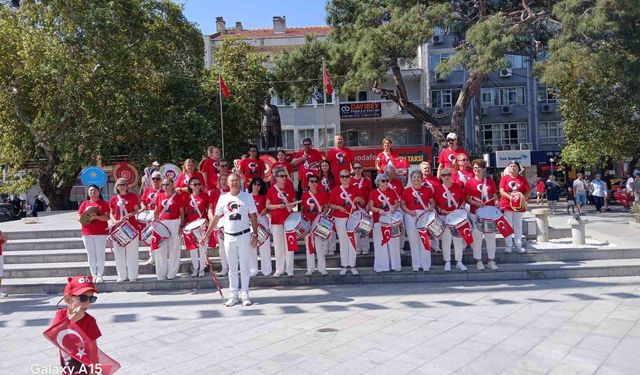 Burhaniye' de Özgür Kanatlar Halk Bandosu törenlere renk kattı