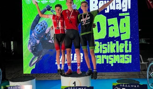 Büyükşehir'in genç pedalları Türkiye Şampiyonası'nda kürsüde