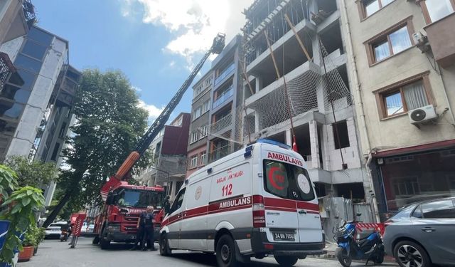 Çatıdaki çıplak şahıs intihar paniğine neden oldu: Turist olduğu ortaya çıktı