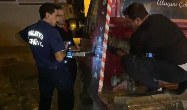 Çekicinin kasasına sıkışan kediyi itfaiye kurtardı