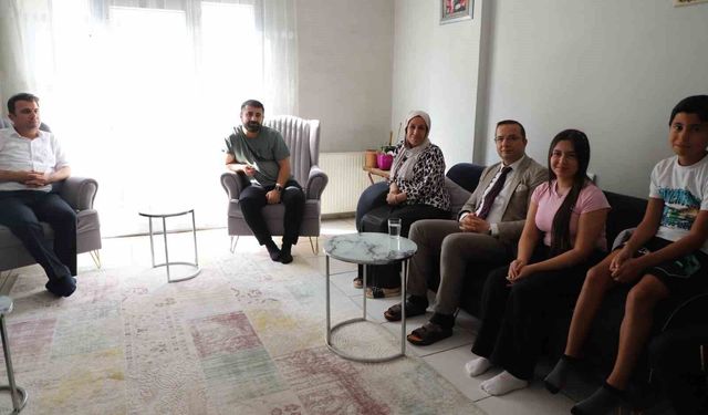 Cizre'de YKS'de başarılı olan öğrencilerin evlerine gidilip tebrik edildi