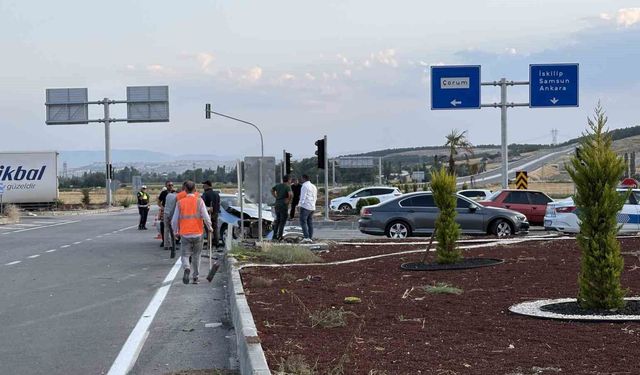 Çorum'da iki otomobil çarpıştı, sürücüler yara almadan kurtuldu