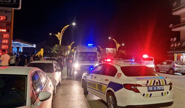 Çorum'da otomobil ile motosiklet çarpıştı: 1'i ağır 2 yaralı