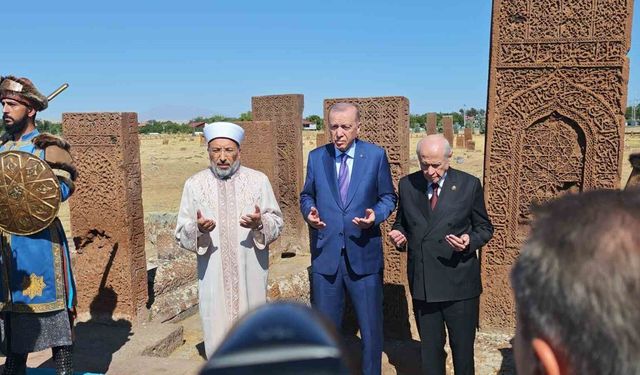 Cumhurbaşkanı Erdoğan Ahlat Selçuklu Kabristanını ziyaret etti