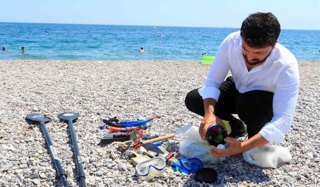 Denizin dibinde buldukları görenleri hayrete düşürüyor: Tatilcilerin denizde kaybettikleri, dalış yapan gencin ganimeti oluyor
