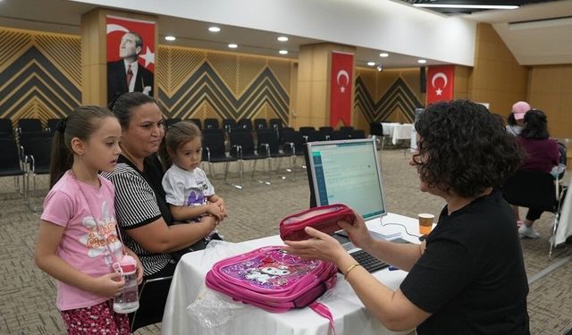 Denizli Büyükşehir miniklerin okul heyecanına ortak oluyor