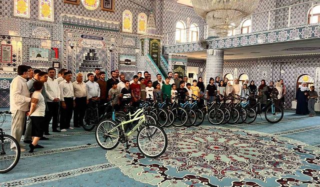 Dicle Kaymakamı Atış'tan Kur'an kurslarındaki bilgi yarışması ve futbol turnuvasında dereceye girenlere ödül
