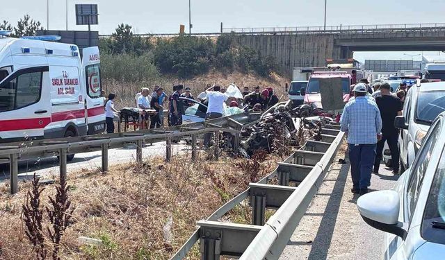 Direksiyon hakimiyetini kaybeden otomobil bariyere girdi