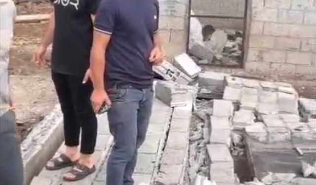 Diyarbakır'da şiddetli rüzgarda duvar yıkıldı, ahır çatısı çöktü