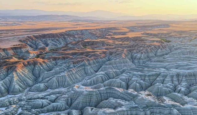 Doğanın sanat eseri Gökkuşağı Tepelerinde gün batımı masalı